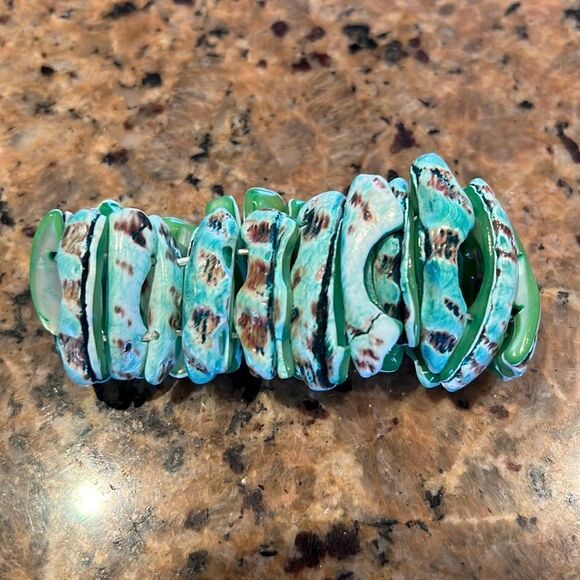NWOT beautiful reversible stretch green & turquoise colored real shell bracelet - Picture 3 of 6